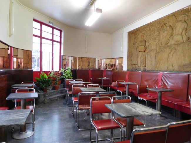 昨日は祝日でお休みだった「cafe Alentejano」の店内。<br /><br />朝７時からやっていると昨夜ホテルで確認済みだったので、７時半ごろ行ってみました。<br />いかにも地元で長くやっているカフェという感じでした。