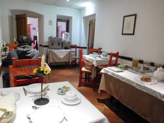 ホテルの食堂。とっても小さな部屋でした。