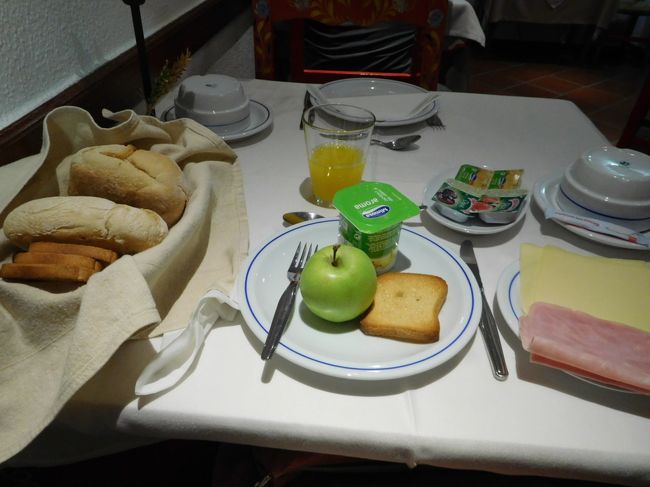 チーズとハムがそれぞれ二切れと、たくさんのパンが入ったバスケットがテーブルに置かれていました。<br />正直、朝からそんなにパンばかり食べられないんですけど。