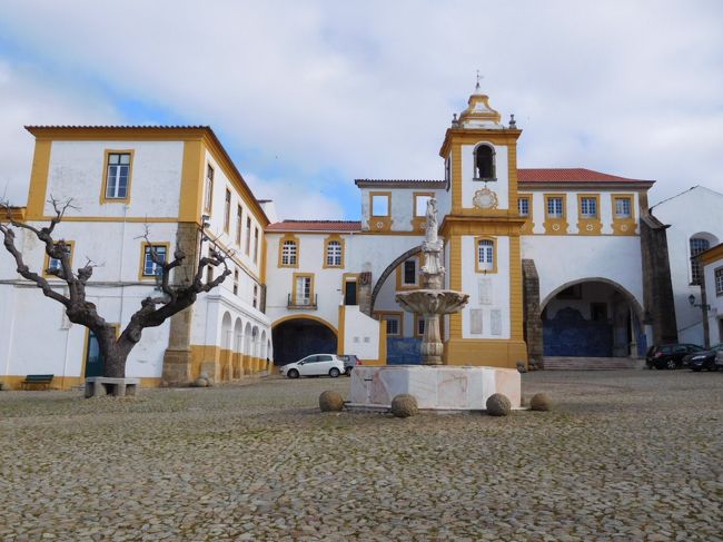 Moisteiro de Sao Bernardo<br /><br />ポルタレグレの画像検索で見つけて、是非行きたいと思っていたところです。<br />学校か警察の公共施設の中にあるようで見学出来るか不安でしたが、行ってみました。<br /><br />現在は警察署になっており、自由には見学できないようでした。 <br />実際、警察官に案内されて、中を見させてもらうことができました。<br />警察署ということで、ちょっと勇気がいりましたが、とても見応えのある所でした。<br />ただ警官がそばでじっと待ってるので、ゆっくり見学というわけにもいかず、さっと見て写真を撮らせてもらうだけで精一杯でした。<br />でもここは訪れてよかったと思います。