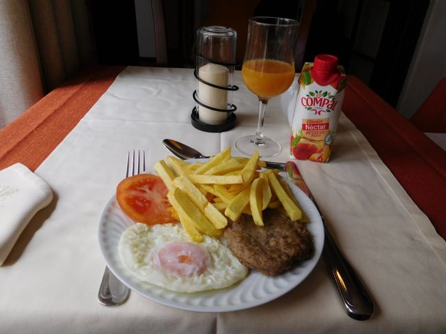 あまり食欲がなく、お子様ハンバーガーを注文。<br />と言っても、結構ボリュームはありました。<br />目玉焼きがとても嬉しく、そしてどれも美味しかったです。<br />ただハンバーガーを注文したつもりでしたが、何故かハンバーグでした。<br /><br />客は、ずっと私一人でした。