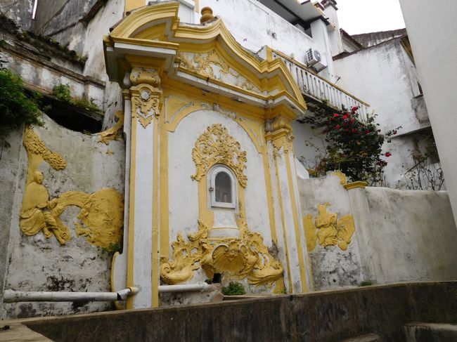 １３時１４分のバスで、ポルタレグレへ戻って来ました。<br /><br />どこかの工場のそばにあった昔の水くみ場？<br />今は使われていませんでした。