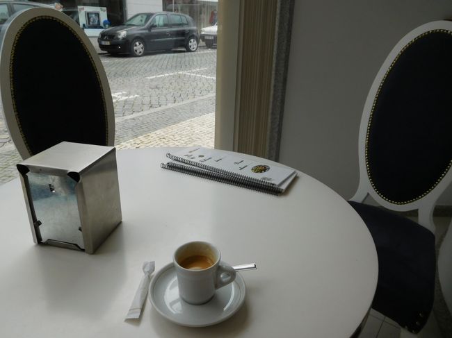 「Jose Regio」のカフェ。<br /><br />ポルタレグレのバスターミナルを出て町に入ったころ、突然お腹が痛くなってきました。<br />ポルトガルはカフェのトイレも当てにならないし、バスターミナルに戻るにはまた坂道上らないといけないしと焦っていた時、このホテルが目につきました。<br />田舎とはいえ、いくらなんでも４つ星ホテルのカフェならまともなのではと、注文は後回しでこちらのトイレをお借りしました。<br />とても綺麗なまともなトイレで、おかげで窮地を救われました（笑）。<br /><br />その後、バスの時間までこちらのカフェでゆっくりしていました。