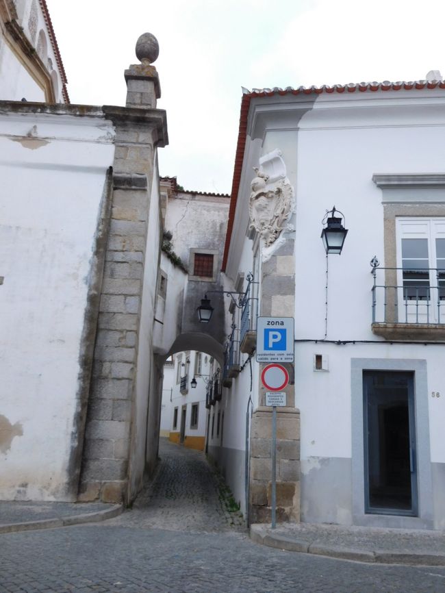 ポルタレグレ１５時３０分発のバスで、１７時頃エヴォラへやってきました。<br /><br />１９時初のMoura行きまで２時間あるので、少し早いですが軽く夕食を済ませようと歩き出しました。<br />バスターミナルからエヴォラの街中までは３０分ぐらいかかるので、昨年訪ねたこともありバスターミナルの近くで済ませるつもりでした。<br />でも結局適当な店を見つけられず、ジラルド広場まで歩いてしまいました。