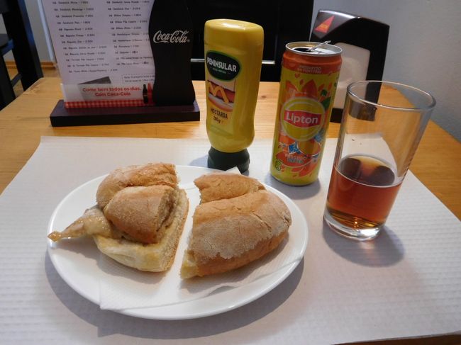 ジラルド広場から少しバスターミナルの方へ戻ったところにあるお店に入りました。<br /><br />ビファナとレモンティ<br /><br />昨年ギマランイスで食べたビファナは甘辛い豚肉で、そこまで美味しいとは思えませんでしたが、このビファナは塩を振り掛けて焼いただけのあっさり味で、とても口に合いました。