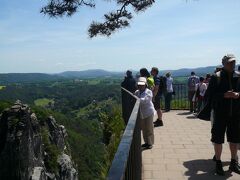 ＜ザクセン・スイス地方観光＞

Nationalpark Saechsische Schweizザクセン・スイス国立公園
Elbsandstein-Gebirgeエルベ砂岩山地であるザクセン・スイス国立公園には息を呑むほどの奇妙な形の岩がそびえ立つ峡谷が続いている。巨石群バスタイとバスタイ橋、Lilienstein、リリエンシュタイン百合の岩、Festung Koenigsteinケーニヒシュタイン要塞などが代表的なものだ。
巨石群バスタイの景観とエルベ川を下に臨む光景はやはり美しい。

写真は2011年旧東独：Basteiバスタイ