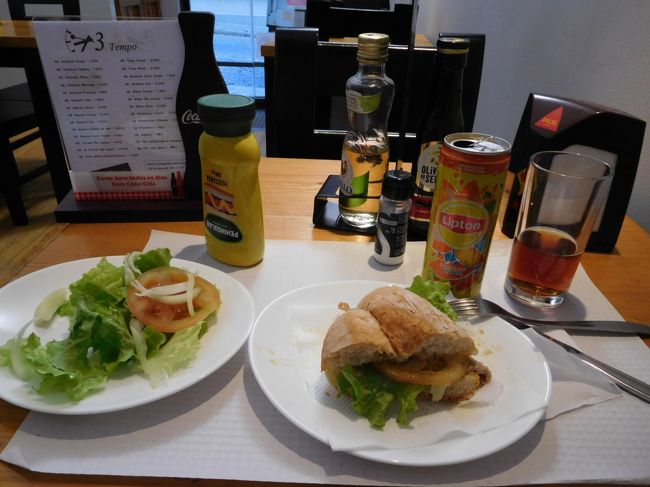 半分食べたところで、野菜サラダを追加注文。<br />ビファナに挟んで食べてみたところ、さらに美味しくなりました。<br /><br />すべて込みで、4.1ユーロ。<br /><br />お店の女性も、とても感じがよかったです。