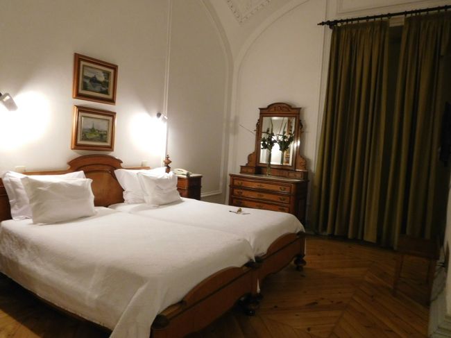 １９時発の、エヴォラからは１日１本しかないバスでMouraに向かいます。<br />１日１本ということで、乗客は多めでした。<br />（南アレンテージョ地方の中心都市Bejaからは、平日のみ数本のバスがあります）<br /><br />２１時前に、ようやく本日の宿「Hotel de Moura」に着きました。<br />今日はとても長い一日でした。<br /><br />当初は安くて魅力的な宿がいくつもあった、レゲンゴス・デ・モンサラーシュに泊まる予定にしていました。<br />ところがだいぶ前にブッキング.コムで検索して、その時は４３ユーロ程だったこのホテルが、出発の１ヶ月ほど前に２８ユーロ弱と大幅に値下がりしているのを見てしまいました。<br />もともと泊まってはみたかったのですが、Mouraはあまり見どころが無い上に、アクセスも不便なので、パスしていました。<br />でも、このホテルにこんな値段で泊まれるの？！と思うと俄然行きたくなり、ちょっとハードスケジュールになってしまいましたが、行くことにしました。