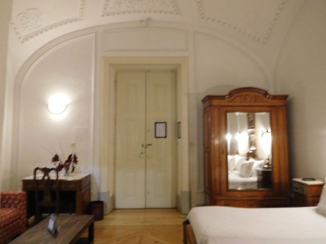 わざわざ遠い日本から来てくれたというホテル側の心遣いか、一番いい部屋を与えてくれました。<br />高い天井と、シーティングエリアのあるとても広いレトロな雰囲気の部屋でした。<br /><br />