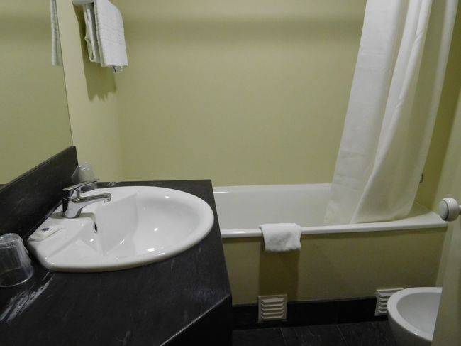 バスルームは普通でしたが、トイレットペーパーを３ロールも置いてくれてありました（笑）