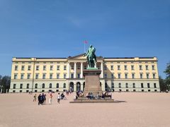 気を取り直して爽やかな空の下お散歩します。ノルウェー王宮です。なんともオープンですね～