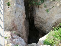 ホメロスの叙事詩に関係するといわれるカリブソの洞窟。しかし岩の崩落があったとかで、ただの岩の割れ目。