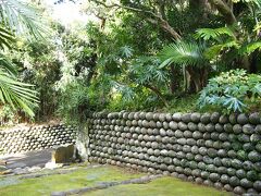 お次は『ふるさと村』周辺の玉石垣がキレーだってガイドブックで見たんで見物に行きましたっ