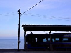 愛ある伊予灘線のローカル列車に乗って、やって来ましたのは早朝の下灘駅
先ずは定番な一枚・・・早朝の伊予灘の青い風景と一緒に、愛ある伊予灘線のローカル列車を一枚パチリ☆