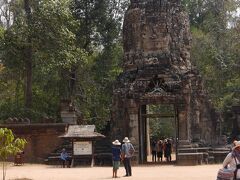 タプロームに到着です。
ジャヤヴァルマン７世が王位について最初に手掛けた寺院です。
アンジーが主演した「トゥームレイダー」の撮影場所です。