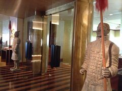 本来のチェックイン時間の15時前でしたが「このままお部屋はお使いになれますし、こちらでお荷物をお預かりも出来ますよ～」と。
ラウンジから近いお部屋だったのでとりあえず荷物を置いてペコペコの私たちは予約していた中華レストラン　王朝へ。