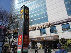 西面に戻ってきました～。
13番出口のエレベーターを出ると、釜田市場の端の方に出ます。