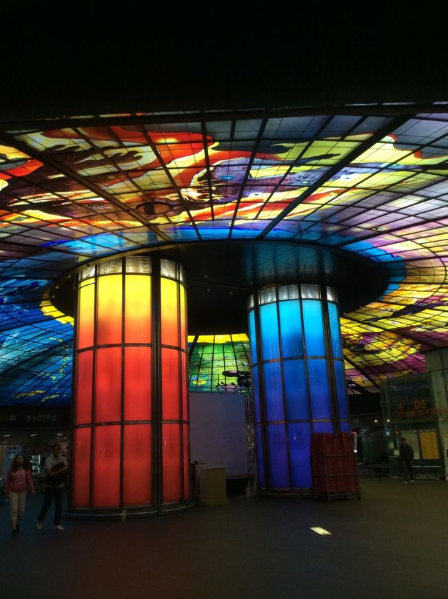 ■■■■1日目■■■■<br /><br />高雄空港は街中にあって、とても便利。<br />MRT紅線で、ホテルのある美麗島駅へ。<br /><br />美麗島駅の改札を出たところ。イベント会場にもなっていて、とても綺麗。