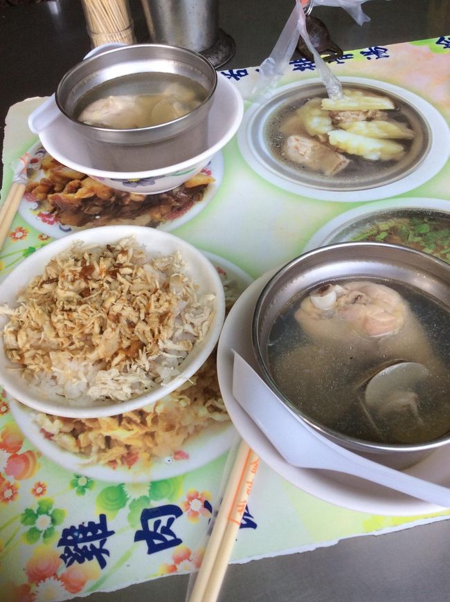 こちらが、鶏肉飯とハマグリスープ。<br /><br />**味付けがやさしいです。スープの中の鶏肉も柔らかい。