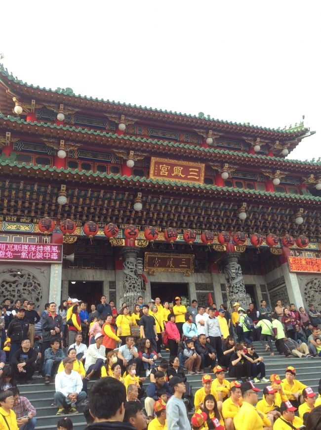 ホテルで自転車を借りて、さっそく街歩き。<br />こちらは、「三鳳宮（さんほうきゅう）」<br /><br />たまたまでしたが、お祭りの最中でした。<br />御輿が次々でてきて、大賑わい。爆竹がパンパン鳴っています。