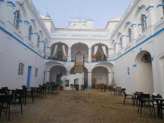 朝食前に少し敷地内を散歩しました。<br />朝は気温が低いためか、霧がかかっていました。