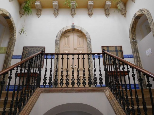 この階段を上がった正面のドアが宿泊した部屋でした。<br /><br />すぐ左側の部屋が、食堂。