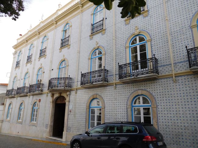 ホテル外観。<br /><br />入口の真上の少し曲線のバルコニーのある部屋が、宿泊した部屋。