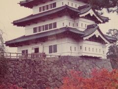 弘前城の天守閣（紅葉が綺麗です。）