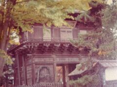 弘前　長勝寺の三門（うっそうと茂る木立の中にお寺があります。寺には津軽承祐のミイラがあり、拝観しました。）