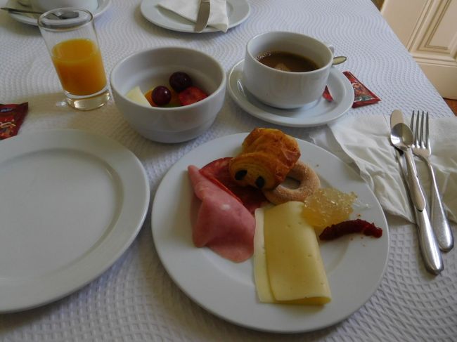 すごく種類が多いとは言えませんが、昨日のポルタレグレの３０ユーロのホテルに比べてしまうと、ホテルの佇まい、豪華さ、朝食の種類の多さに、わずか２８ユーロのこちらのホテルは、すごくお得感がありました。<br /><br />昨日は移動ばかりで、夕方にはすごく疲れていましたが、無理してでもこのホテルに泊まって良かったと思いました。