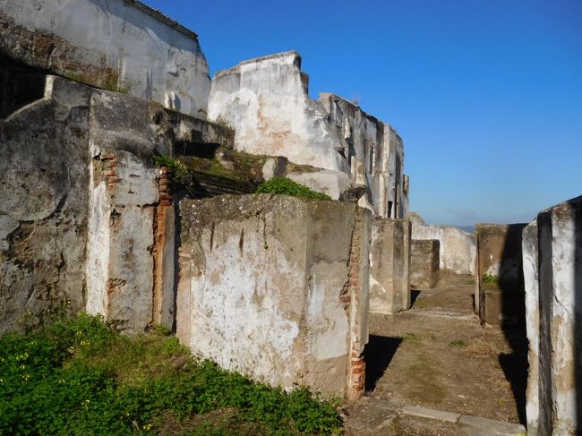 城のそばにある、半分廃墟になっていた教会<br />