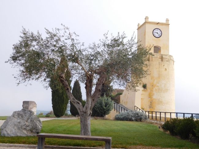 モウラ城のそばにある、上の写真で見えていた塔の近くにやって来ました。