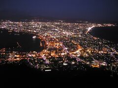 以下の3枚の写真は、2009年訪函時のものです。

【函館山ロープウェイと夜景】
https://334.co.jp/

函館山は典型的な陸繋島です。つまり元々は島でした。島と陸地とを繋ぐ陸繋砂州（tombolo）の上に、函館の市街地が発達していることがよくわかります。この夜景は、長崎、神戸とともに日本三大夜景、ナポリ、香港とともに世界三大夜景と称されることもあります。

（2009年3月23日撮影）