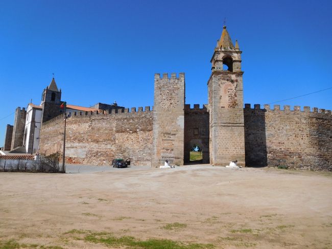 １１時１５分にタクシーを頼んでおきました。<br /><br />モウラMouraの町を出て、モウランMourao城に立ち寄った後、モンサラーシュまで行きます。<br />Mora、Moura、Mouraoと似たような地名が多くてややこしいですね。<br /><br />アルケヴァAlqueva湖というとても大きな湖を渡ってみたくて、こんなルートになりました。<br />当初レゲンゴス・デ・モンサラーシュに泊まる予定にしていた時は、レゲンゴス・デ・モンサラーシュからタクシーでMourao城へ行って、モンサラーシュでタクシーを降りようかと考えていました。<br /><br />１１時１０分頃チェックアウトのために下に降りて行くと、すでに運転手さんは来て待っていてくれました。<br /><br />今日は、今回の旅で、やっと快晴に恵まれた貴重な一日でした。<br /><br />運転手さんは物凄いスピードで、Mourao城まで走ってくれました。<br />「隣に座るかい？」と、助手席に座らせてもらい、初めは緊張していたのでわかりませんでしたが、少し余裕が出てくると、何だかすごいスピードで走っているみたい。何気にメーターを覗くと、１２０～１３０kmを指していました。<br /><br />天気に恵まれたおかげで美しい風景を眺めることが出来ましたが、あんまり飛ばすので一瞬で景色が過ぎ去ってしまい、湖の上を走る時とかはもうちょっとゆっくり走って欲しかったです（笑）<br /><br />モウラン城に着きました。<br />