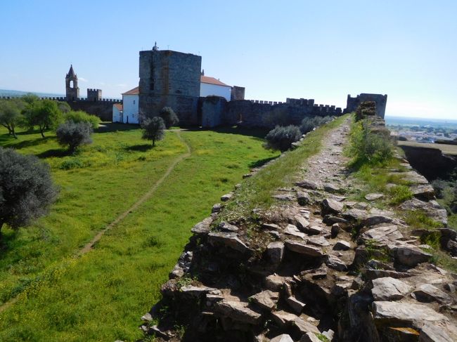 廃墟状態で人っ子一人おらず、結構疲れていることもあり、城壁に上る階段も怖かったし、城壁の上を歩くときは柵など無いので、転ばないようにとびくびくしながら歩きました。<br />穏やかな天気で、風が無かったのは幸いでした。