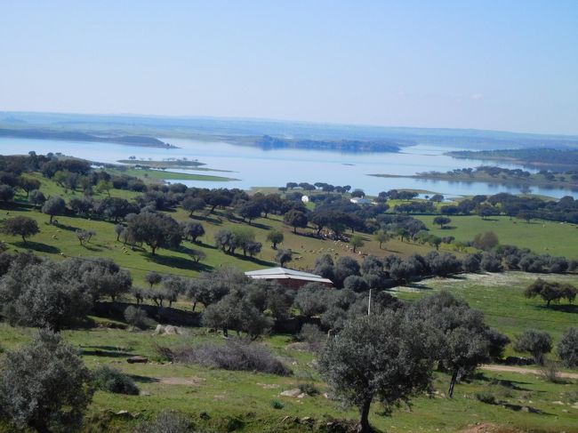 城壁からのアルケヴァ湖の眺め。<br />モンサラーシュの対角線上の反対側から眺めていることになります。<br />ちょうど太陽が後方から当たる状態（順光）だったので、湖がとてもきれいに見えました。