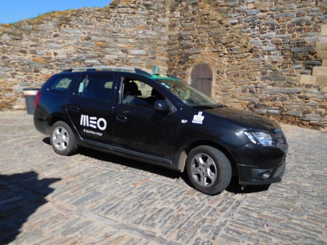 猛スピードで走ってくれたので、予定より早くモンサラーシュに着きました。<br />メーターは５５．５ユーロを指していたのですが、運転手さんが端数を切って５５ユーロにしてくれました。結局チップ込で６０ユーロあげましたが、その心づかいがちょっと嬉しかったです。<br /><br />ほんとはもうちょっとゆっくり走って景色を楽しませて欲しかったんですが、仕方ないですね、運転手さんには見慣れた日常風景だろうし、互いに共通の言葉がなかったので、意思の疎通もできなかったし。<br /><br />乗せてもらったタクシー