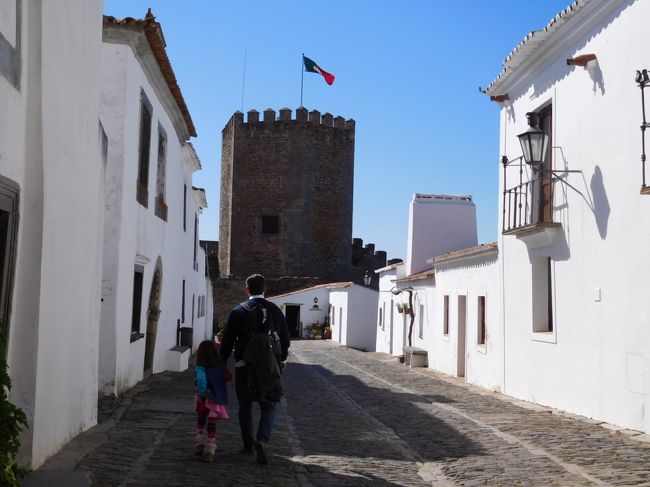 モンサラーシュ城の上に、ポルトガル国旗がはためいています。