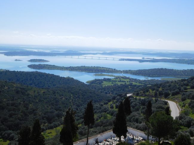城からのアルケヴァ湖の眺め<br /><br />そろそろ逆光になってしまい、少し見にくかったです。<br />先ほどMourao城から見られてよかったです。
