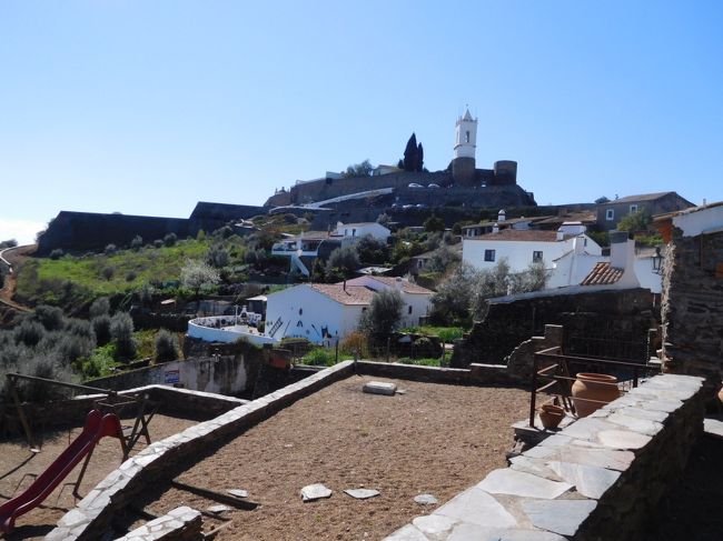 下のレストランからのモンサラーシュ村の眺め