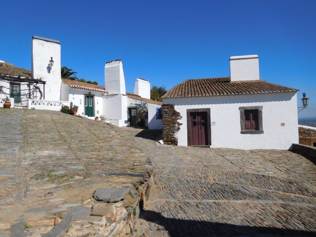 村の入り口付近のレストランはやっていなかったので、城門を出て、下の家並みがあるところへ行ってみました。