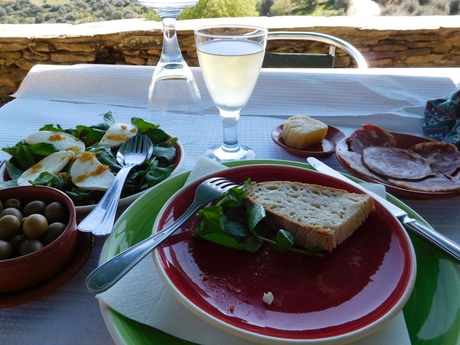 レストランの食事。<br /><br />外のテラス席に座りました（眺めがいいだけで、ただのパイプ椅子と木のテーブルが置かれた、ぱっとしない雰囲気）。<br />何も聞きに来ないのでそのまま待っていると、何だかたくさん持ってくる。<br />その時点で、不要な料理を断ればよかったのですが、こんなにたくさん持ってこられたのは初めてで、よくわからず、そのままにしてしまいました。<br />結局、メイン料理も頼まず、グラスワイン１杯とたいして美味しくない前菜ばかり勝手に並べられて、２０ユーロも払う羽目になりました。<br />不味くて、何とか頑張って食べた左上の前菜以外は、半分以上残してしまいました。<br /><br />持ってこられた時点で、不要な前菜をすぐ断らなかった自分が悪いとは思うのですが。<br />ただ前回の訪問も含めて、これまで入ったレストランは、せいぜいパンと小皿を１、２皿置くぐらいで、飲み物と注文を聞いてくれたので、そんなものだと思っていたのですが。<br />なんとなく不慣れな外国人旅行者をカモにしているような、不快な印象を持ってしまったのは否めません。<br /><br />多分、これがポルトガル風なのかもしれませんが、モンサラーシュ滞在の最後で嫌な印象を持ってしまったというのが、正直な感想です。