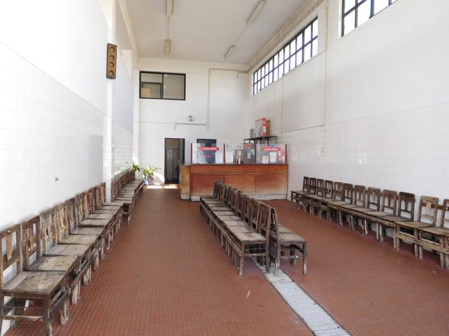 バスターミナルの中の待合室<br /><br />右の端の椅子におばあさんが二人座って、お喋りをしていました。