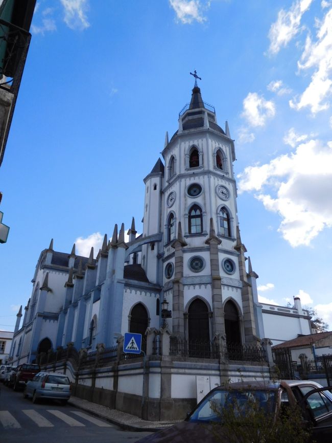 レゲンゴス・デ・モンサラーシュの町の中心にある教会