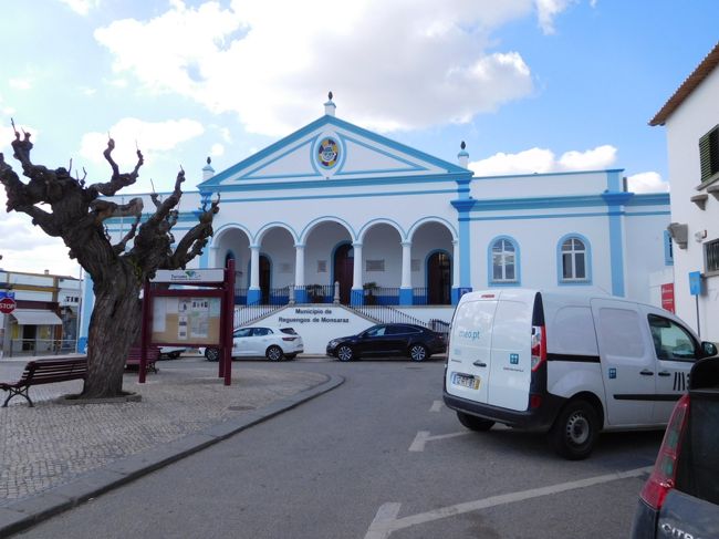 教会と広場を隔てて向かいにある市役所