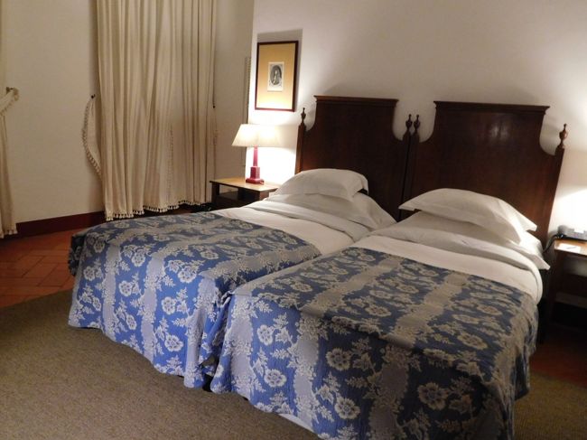 レゲンゴス・デ・モンサラーシュ発１６：１５のAlentejo社のバスで、ほぼ定刻の１７時にエヴォラに到着。3.9ユーロ<br /><br />Rede社の１７時１５分発Beja行きを事前購入していたので不安でしたが、１７時前にバスはエヴォラに着きました。<br />エヴォラ発のバスは、予定通り１８時半頃ベージャBejaのバスターミナルに到着しました。<br />今回バスを何度も利用しましたが、ほとんどのバスが、たとえ定刻より１０分ぐらい遅れて出発しても、ほぼ定刻通り目的地に着くので、安心できました。<br /><br /><br />１９時前に、Posada Convent ｄe Bejaにチェックインしました。<br />今回私としては一番奮発した宿です。と言っても、６６ユーロ（返金不可）ですが（笑）<br />広さもあり、清潔で気持ちのいい部屋でした。ただ部屋の照明が、やや暗めだったのが残念でした。<br />ウエルカムクッキーが置かれていました。