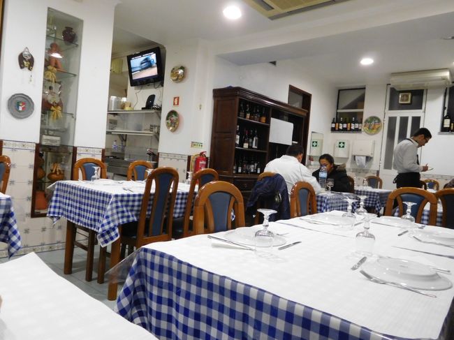 ポサーダで教えてもらったレストランへ行こうとしましたが、結構歩いても着かないし、夜の旧市街は人通りも少なく、雰囲気満点すぎてちょっと気味が悪く、途中で諦めて、目についたレストランに入りました。