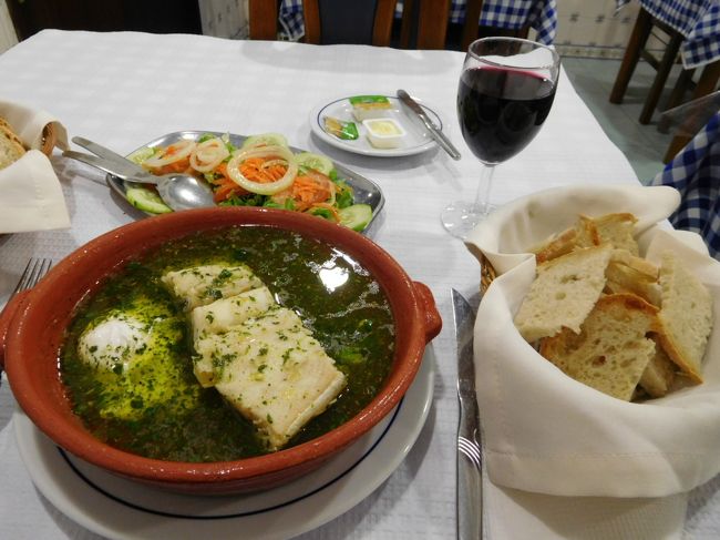 メニューが読めなかったので、取り敢えず魚メニューの中にあった１番安い物を頼んでみました。<br />タラのスープ。多分アソルダ・アレンテジャーナだったのかと、後になって思いました。<br />すでにパンは置かれていましたが、さらにスープに漬けて食べるように、パンが来てしまいました。<br />玉子とタラはまあ食べられましたが、コリアンダーの味が苦手で結構つらかったです。<br /><br />それでもワインとサラダも頼んで、チップ込１２．３ユーロととっても安かったです。<br />お店のお兄さんは、すごい不愛想な人でしたが。<br /><br /><br />