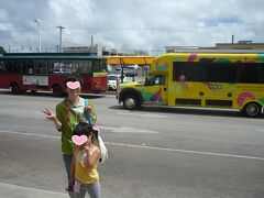 GPO（乗り換え）→Kマート→マイクロネシアモール着
写真は、GPOのバス停で

すぐ後ろで並んでいた韓国ファミリー、れっちよりちょっと大きい女の子連れと、マイクロネシアモール行きバスの向かいに座る。
子ども同士、「こんにちは」「アニュハセヨ」と会話しながら、楽しい時間。
「さよなら」とKマートで降りていく。