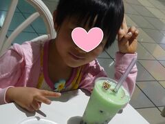 マイクロネシアモール着。
まずは、フードコートでお昼ごはん。

れっちは「タピオカ入りメロンシャーベット」